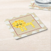 白い水玉模様を持つ黄色いライオン スクエアペーパーコースター (アングル)