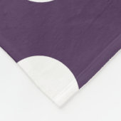 白い水玉模様を梅の紫に フリースブランケット (角)