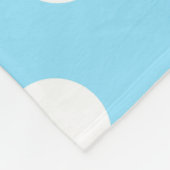 白い水玉模様オン淡い色のブルー フリースブランケット (角)