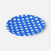 白い水玉模様オン王室のブルー ペーパープレート (アングル)