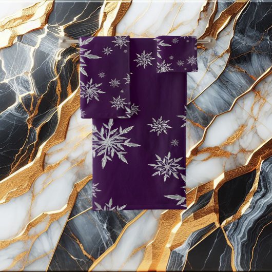 白い氷結晶を持つ紫のクリスマススター バスタオルセット