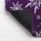 白い氷結晶を持つ紫のクリスマススター マウスパッド (コーナー)