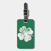 白い汚れた四葉のクローバーが緑の地面に ラゲッジタグ (正面縦)