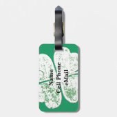 白い汚れた四葉のクローバーが緑の地面に ラゲッジタグ (裏面縦)