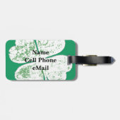 白い汚れた四葉のクローバーが緑の地面に ラゲッジタグ (裏面横)