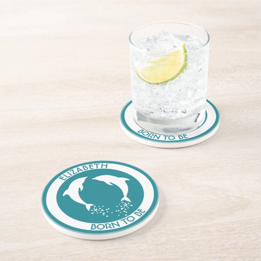 白い泡を持つ2頭の白い跳躍のイルカ コースター (側面)