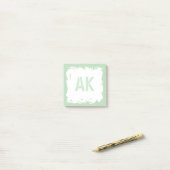 白い淡い色の緑のブラシストローククールモノグラム ポストイット (デスク上)