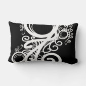 白い渦巻きアールヌーボー ランバークッション (裏面)