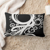 白い渦巻きアールヌーボー ランバークッション (ブランケット)