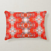 白い灰色の上に浮いている赤い曲線形状のレポート アクセントクッション (正面)