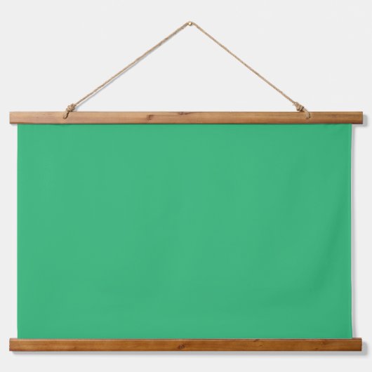 白い無地の背景に位置する緑の四角 吊り下げ型タペストリー (正面2)