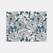 白い牡丹と青い牡丹 フリースブランケット (正面(横))