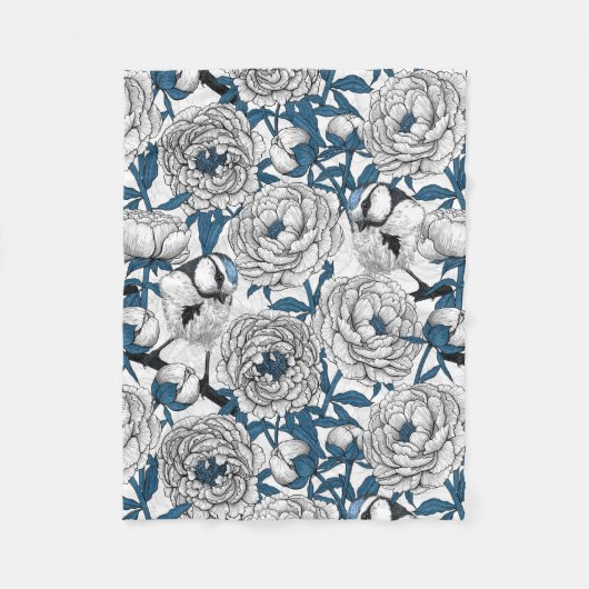 白い牡丹と青い牡丹 フリースブランケット (正面)