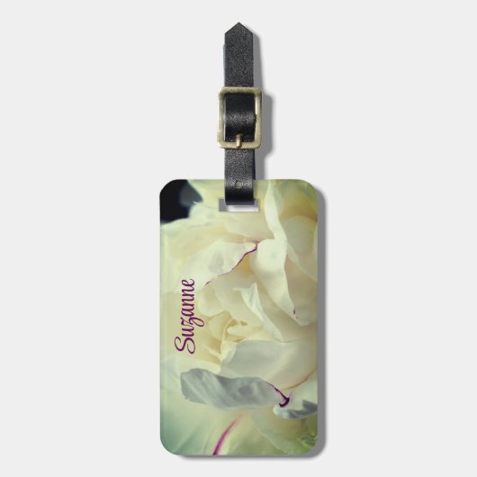 白い牡丹の花の開花クローズアップパーソナライズされた ラゲッジタグ (正面縦)