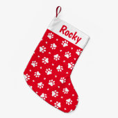 白い犬の手のプリントとハートパターン スモールクリスマスストッキング (正面 (吊り時))