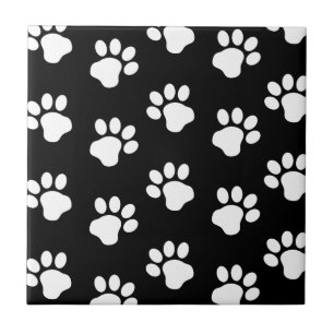 白い犬の猫の足跡が黒に タイル
