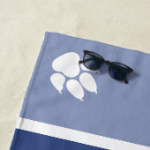 白い犬の青い上の足の名前をカスタムする ビーチタオル (インサイチュ)