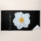 白い独身の花は美しいモノグラムができる ビーチタオル (正面)