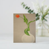 白い独身の花瓶に赤いチューリップ ポストカード (スタンド正面)