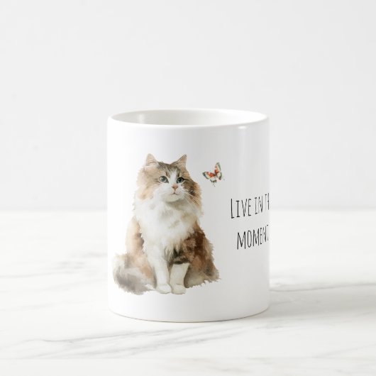 白い猫と蝶々 今この瞬間を生きる コーヒーマグカップ (中央)