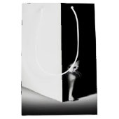 白い猫（黒い影） ミディアムペーパーバッグ (正面)