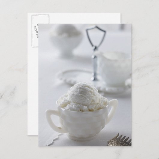 白い環境のバニラアイスクリーム ポストカード (正面/裏面)