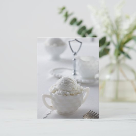 白い環境のバニラアイスクリーム ポストカード (スタンド正面)