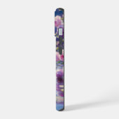 白い白鳥と紫のバラの中のひな iPhone 15ケース (左側面)