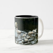 白い白鳥と雛 ツートーンマグカップ (正面右)