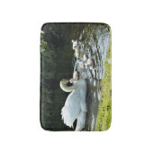 白い白鳥と雛 バスマット (正面縦)