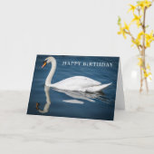 白い白鳥と青い水の誕生日カード カード (黄色い花)