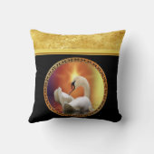 白い白鳥の後ろのオレンジ色の夕日と金ゴールド箔 クッション (裏面)