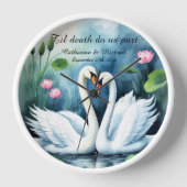 白い白鳥の愛の水の色ロータスレイクウェディング 壁時計 (正面)