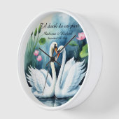 白い白鳥の愛の水の色ロータスレイクウェディング 壁時計 (傾斜)