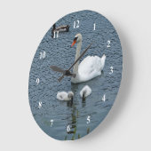 白い白鳥のCygnets水写真 ラージ壁時計 (傾斜)