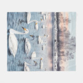 白い白鳥は湖に乗ってミュートをします。水彩画 フリースブランケット (正面(横))