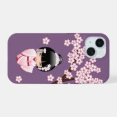 白い着物こけし人形可愛い芸者ガールパープル iPhone 15ケース (裏面横)
