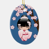 白い着物こけし人形 – かわいい芸者の女の子ブルー セラミックオーナメント (裏面)