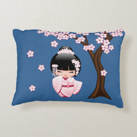 白い着物こけし人形 – かわいい芸者ガール アクセントクッション (裏面)