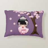 白い着物こけし人形 – かわいい芸者ガール アクセントクッション (裏面)