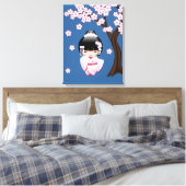 白い着物こけし人形 – かわいい芸者ガール キャンバスプリント (インサイチュ (寝室))