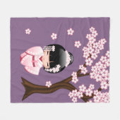 白い着物こけし人形 – かわいい芸者ガール フリースブランケット (正面(横))