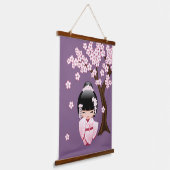 白い着物こけし人形 – かわいい芸者ガール 吊り下げ型タペストリー (傾斜あり)