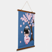 白い着物こけし人形 – かわいい芸者ガール 吊り下げ型タペストリー (傾斜あり)