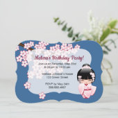 白い着物こけし人形 – かわいい誕生日パーティー 招待状 (スタンド正面)