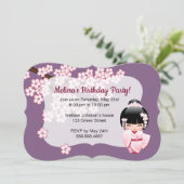 白い着物こけし人形 – かわいい誕生日パーティー 招待状 (スタンド正面)