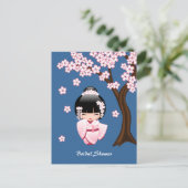 白い着物こけし人形 – ブライダルシャワー インビテーションポストカード (スタンド正面)