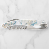 白い石造りの大理石の青いグリッターのモノグラム ソムリエナイフ (裏面)