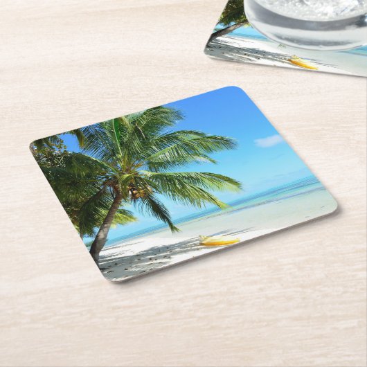 白い砂のビーチのコースターの黄色いカヤック スクエアペーパーコースター (アングル)