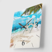 白い砂のビーチのヒトデのカップル スクエア壁時計 (傾斜)